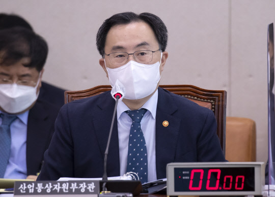 문승욱 산업통상자원부 장관이 20일 서울 여의도 국회에서 열린 산업통상자원중소벤처기업위원회의 산업통상자원부 등에 대한 종합 국정감사에 출석, 답변하고 있다. 국회사진기자단